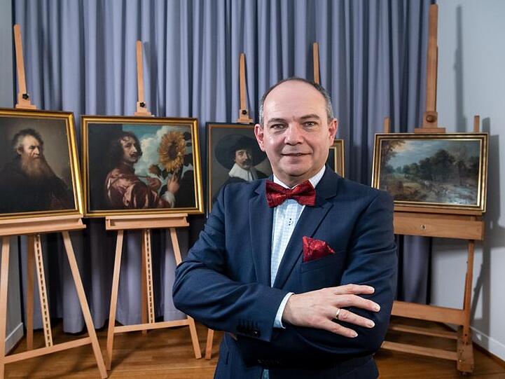 Oberbürermeister Knut Kreuch vor den fünf gestohlenen Gemälden in Gotha.