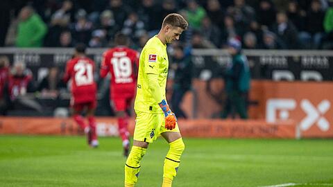 Gladbachs Torwart Jonas Omlin ist enttäuscht.