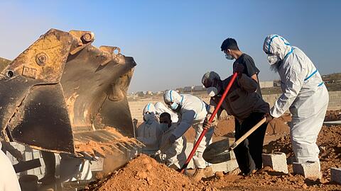Helfer begraben Opfer der Sturzflut in Libyen.