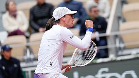 Iga Swiatek ist bei den French Open souverän in die nächste Runde eingezogen.