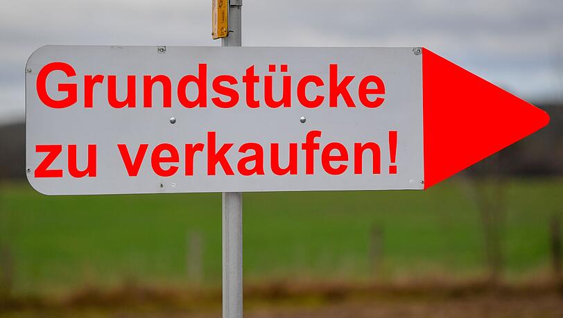 Bei Bauarbeiten für ein Einfamilienhaus ist ein Kran umgefallen (Symbolbild).
