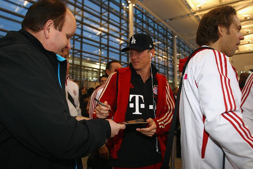 Bastian Schweinsteiger auf Tuchfühlung mit den Fans.