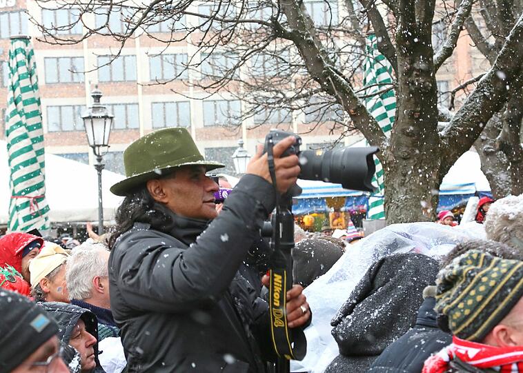 In der "Bunten" sagt er über Christine Neubauer: &bdquo;Ich spürte, dass diese wunderschöne Frau, die vor der Kamera so eine unglaubliche Präsenz und Kraft ausstrahlt, in ihrem Privatleben von Traurigkeit und Leere umgeben war.&ldquo;