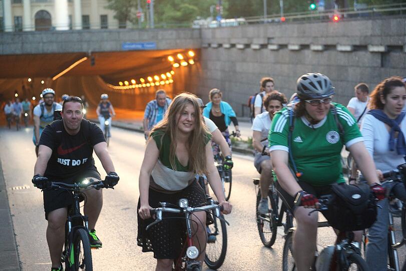Die Radl-Nacht auf Münchens Straßen war ein voller Erfolg - knapp 8.000 Radfahrer gingen gemeinsam auf Tour durch die Münchener Innenstadt.