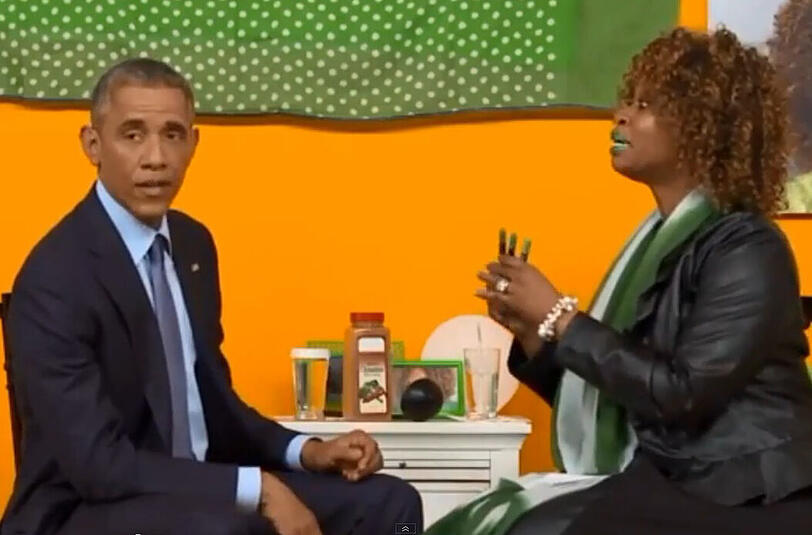 Barack Obama ist leicht verdutzt, als ihm Youtube-Star GloZell Green Schminke für seine "erste Frau" mitgeben will.
