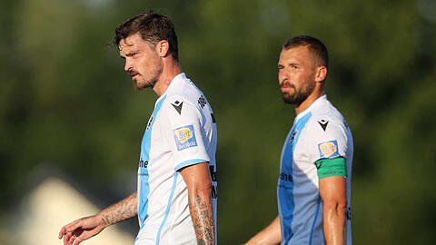 Aiglsbach-Stürmer Manfred Gröber könnte die Löwen-Defensive um Dennis Erdmann (l.) und Felix Weber durchaus in Bedrängnis bringen.