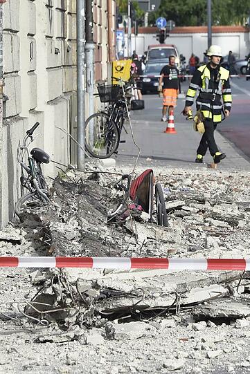 In der Kapuzinerstraße sind Teile eines Hausdachs einfach auf die Straße gefallen.
