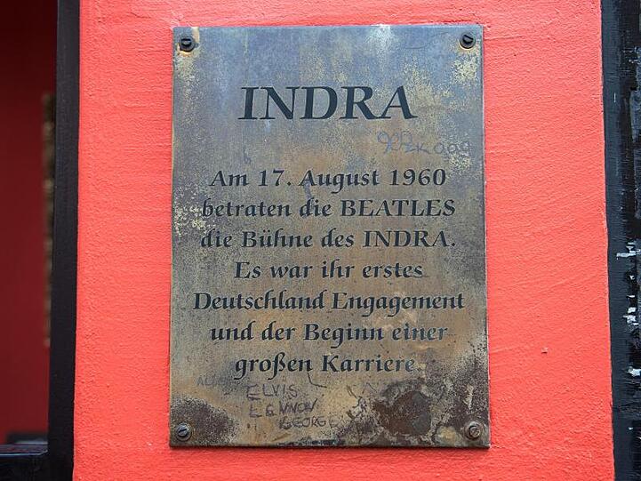 Eine Beatles-Gedenkplakette am Musikclub "Indra".