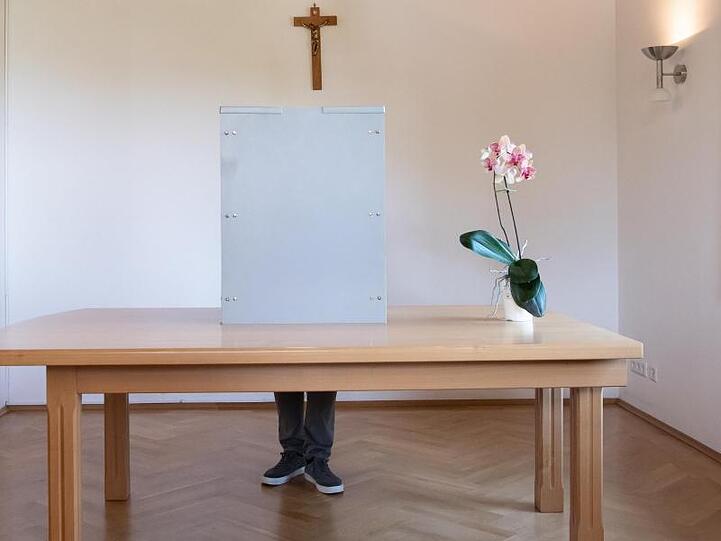 Eine Wahlkabine zur Europawahl ist zu sehen. Foto: Sven Hoppe