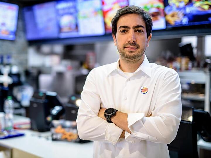 Carlos Eduardo Baron, Deutschland-Chef von Burger King, blickt in die Kamera. Foto: Matthias Balk/dpa