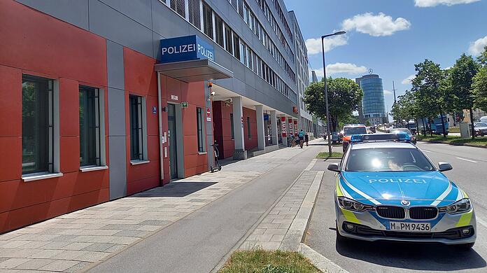 Der verletzte Mann hat die Tat vor der Polizeiinspektion in Neuhausen gestanden. (Symbolbild)