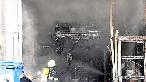 Die Feuerwehr bekam das Feuer in der Autowerkstatt zügig unter Kontrolle.