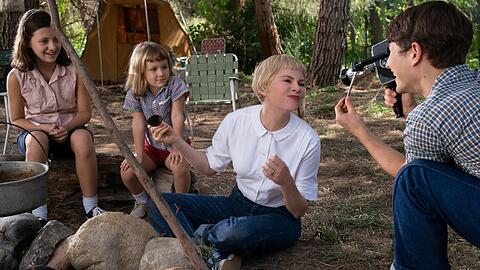 Die Geschwister mit Mutter Mitzi (Michelle Williams) und Sohn Sammy (Gabriel LaBelle), der das jugendliche Alter Ego von Steven Spielberg in seinem autobiografischen Biopic ist.