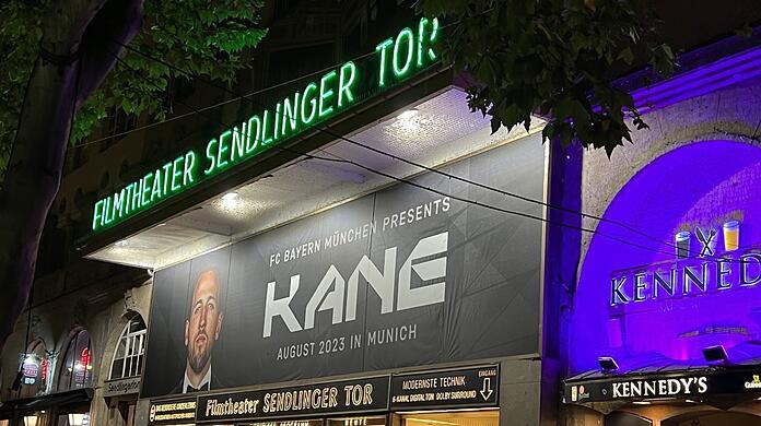 "Kane" statt "Rehragout-Rendezvous", Harry statt Eberhofer. Noch bis morgen soll der Willkommensbanner des FC Bayern vor der Fassade des Filmtheaters am Sendlinger Tor prangen. Hier wurde am Freitag das Präsentationsvideo von Harry Kane gedreht.