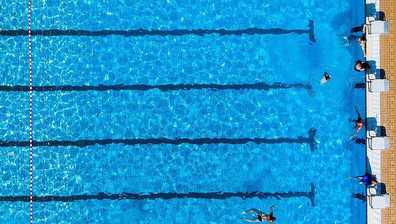 In manch einer Kommune ist für das Schwimmbad kein Geld mehr da. (Archivbild)