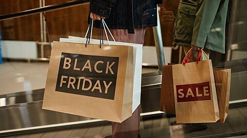 Viele nutzen den Black Friday, um möglichst günstig Weihnachtsgeschenke zu kaufen.