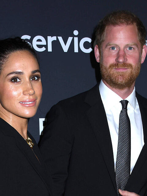 Prinz Harry (re.) reist (vorerst) ohne Ehefrau Meghan und die beiden Kinder nach England.