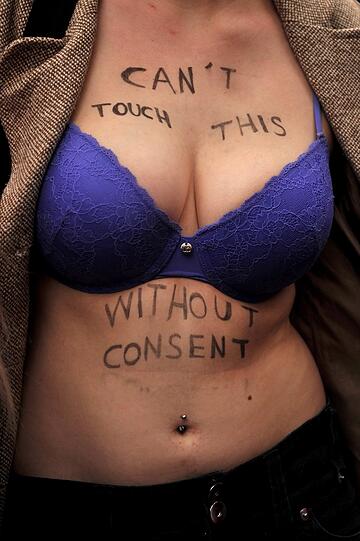Eine Frau beim Slutwalk in Sydney: Ihre Message auf nackter Haut lässt keine Fragen offen, worum es bei diesem Marsch geht: "Can't touch this without consent" (Keine Berührung ohne Erlaubnis).
