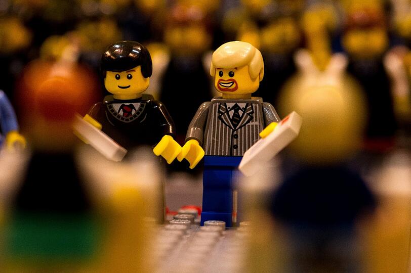 Lego-Figuren der Moderatoren Stefan Raab (r) und Peter Kloeppel stehen in einem aus Legosteinen nachgebauten Fernsehstudio in Oberhausen.