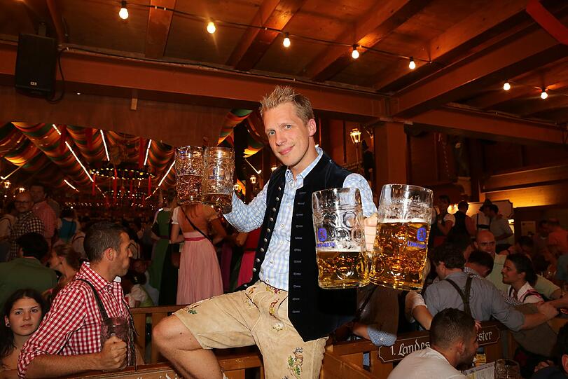 Das kann ja jeder: Um Wiesn-Bedienung werden zu können, muss Oliver Pocher noch ein bisschen trainieren.