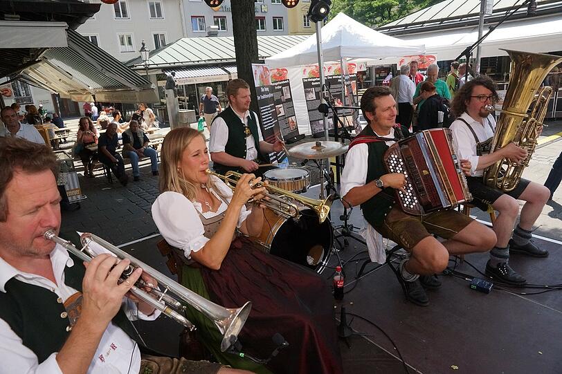 Jubiläumsfeier in der Innenstadt: Handwerkskammer und Metzgerinnung luden zum Straßenfest der Metzger auf dem Viktualienmarkt.