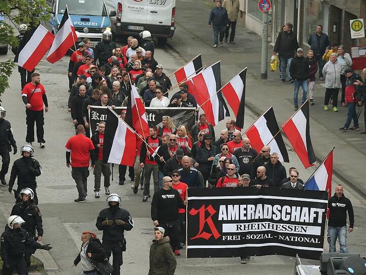 Teilnehmer einer Demonstration, zu der die Partei "Die Rechte" aufgerufen hatte, ziehen durch Duisburg.