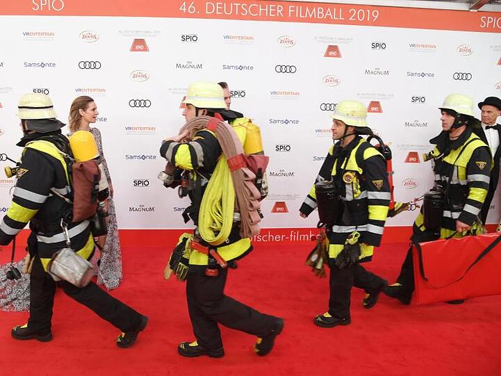Feuerwehrmänner sieht man nur selten auf dem roten Teppich.