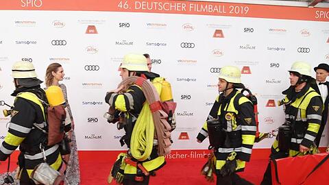 Feuerwehrmänner sieht man nur selten auf dem roten Teppich.