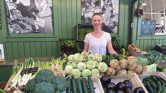 Teresa Koblbauers Auslage macht Lust, sofort mit dem Kochen loszulegen. Neben Gemüse hat sie auch jede Menge Obst im Angebot. Aktuell sind ihre Marillen der Renner.