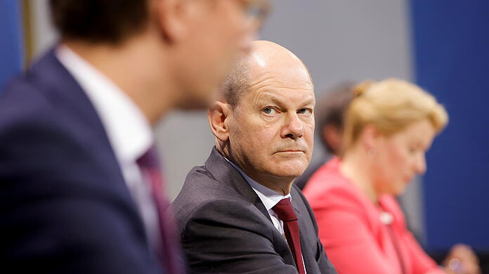 16.02.2022, Berlin: Bundeskanzler Olaf Scholz (SPD, M), der nordrhein-westfälische Ministerpräsident Hendrik Wüst (CDU, l) und die Berliner Bürgermeisterin Franziska Giffey (SPD) geben nach einem Treffen der 16 Staats- und Regierungschefs der Bundesländer mit dem Bundeskanzler zur Bekämpfung des Coronavirus eine Pressekonferenz. Foto: Michele Tantussi/Reuters/Pool/dpa +++ dpa-Bildfunk +++