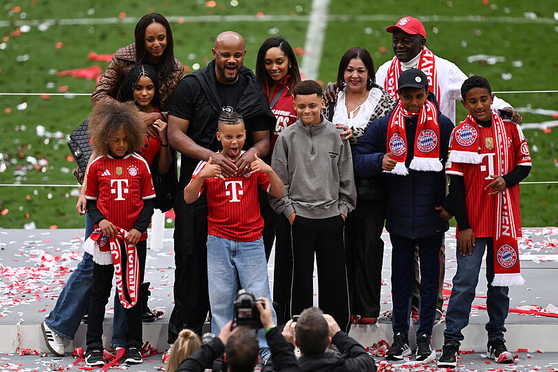 Siegerfoto mit Familie: Bayern-Coach Vincent Kompany.
