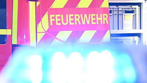 Wegen brennenden Gefahrguts r&uuml;ckte die Feuerwehr mit einem Gro&szlig;aufgebot an. (Symbolfoto)