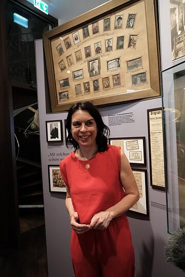 Die Museumchefin Sabine Rinberger in der neu gestalteten Ausstellung.