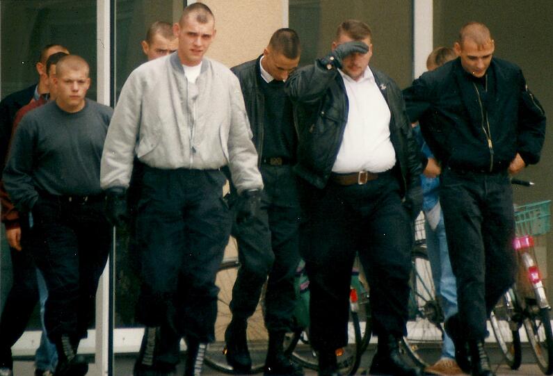 Neonazis um Uwe Boehnhardt (graue Jacke, 4.v.l.), Andre Kapke (2.v.r.), Ralf Wohlleben (3.v.r.) und Uwe Mundlos (r.), aufgenommen in Erfurt im Umfeld eines Prozesses gegen den Holocaust-Leugner Manfred Roeder.