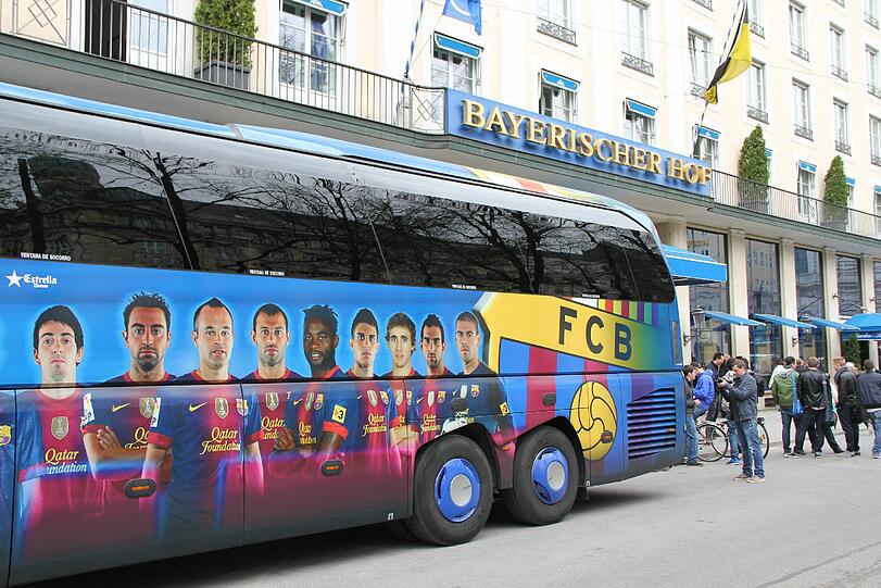 Hier kommt der FC Barcelona in München am Bayerischen Hof an. Die Bilder
