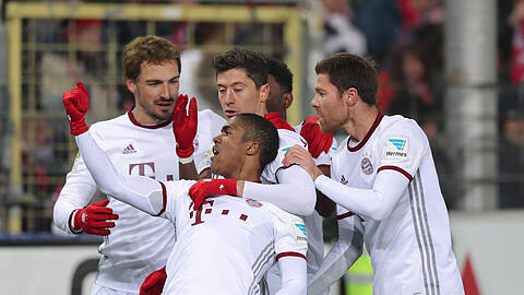 Die Bayern-Profis feiern das 1:1 - Mats Hummels, Douglas Costa, Robert Lewandowski und Xabi Alonso (von links).