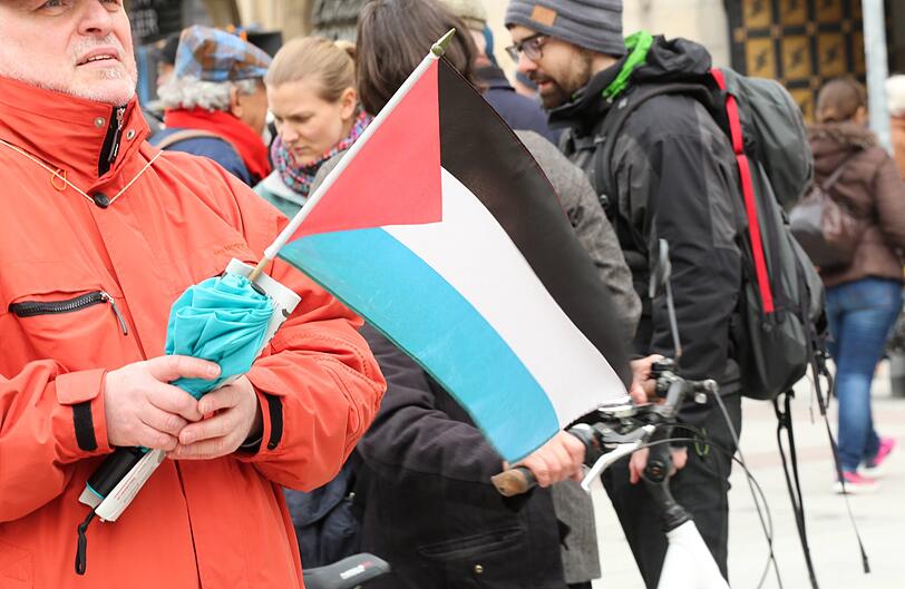 Traditionell zu Ostern marschieren die Menschen durch zahlreiche deutsche Städte. Auch in München demonstrieren hunderte für den Frieden.