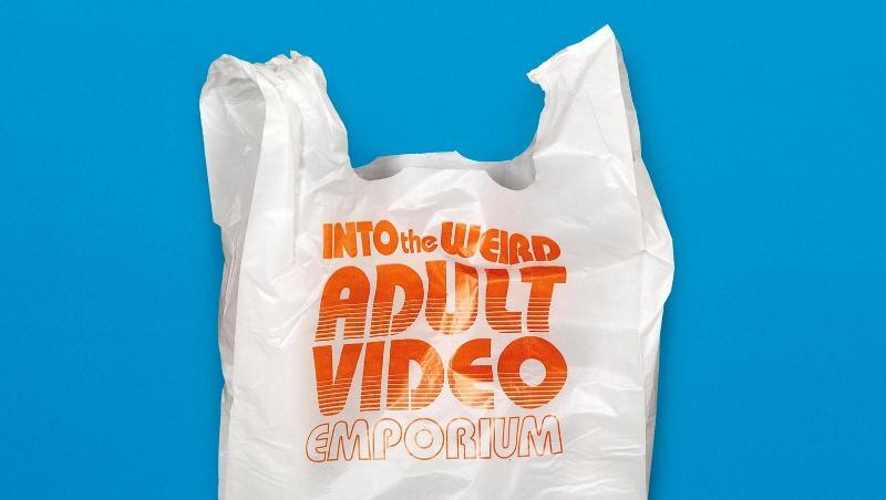 Diese Aufschrift einer Plastiktüte des Supermarktes "East West Market" deutet auf eine fiktive Pornovideothek hin. Diese Aufschrift einer Plastiktüte des Supermarktes "East West Market" deutet auf eine fiktive Pornovideothek hin.