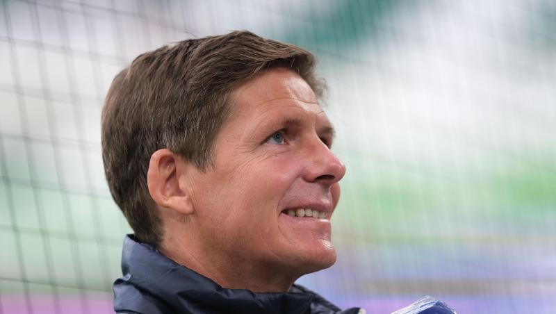 Wolfsburgs Trainer Oliver Glasner stellt sich nach dem Spiel den Fragen der Journalisten.