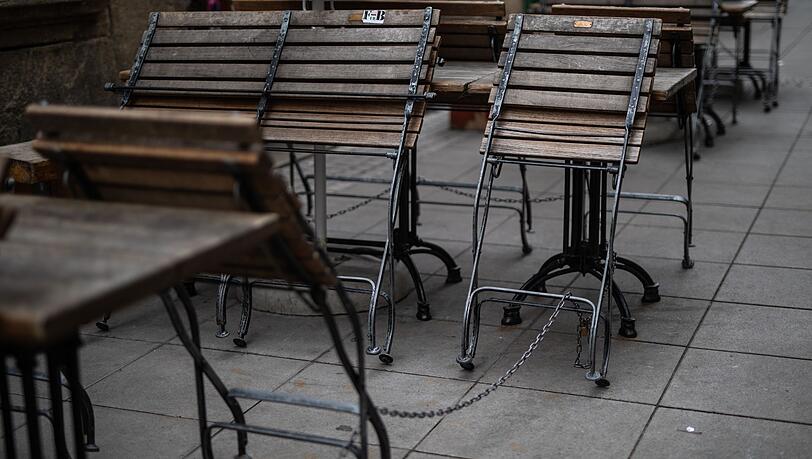In einigen Gastro-Betrieben könnten die Tische und Stühle bald nicht mehr ausgeklappt werden. Die nahende Mehrwertsteuererhöhung stellt viele Gastronomen vor Probleme. (Symbolbild)