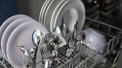 Die Sp&uuml;lmaschine ist ein hilfreiches K&uuml;chenger&auml;t, aber man sollte nicht alle Gegenst&auml;nde darin reinigen.