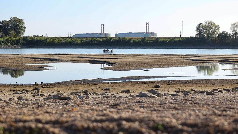 Das Kernkraftwerk MVM Paks, das aufgrund extrem niedriger Wasserst&auml;nde an der Donau komplett abgeschaltet werden musste.