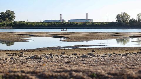 Das Kernkraftwerk MVM Paks, das aufgrund extrem niedriger Wasserst&auml;nde an der Donau komplett abgeschaltet werden musste.