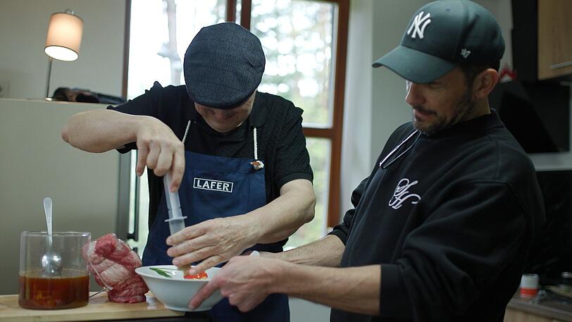 Wie bereitet man ein BBQ vor? Johann Lafer (links) und Steffen Henssler wollen zur WM in Texas.