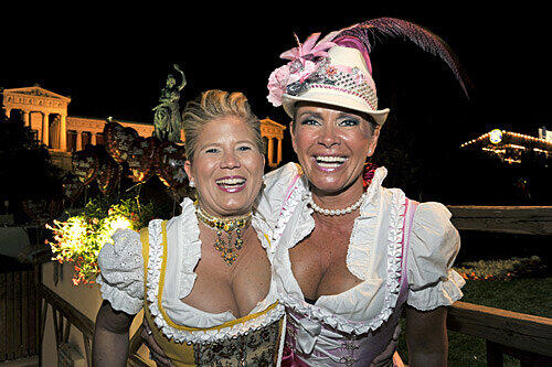 Claudia Effenberg (r., mit Dirndl-Designerin Wiebke Eberlein) schien sich auf ihrer Wiesn-Geburtstagsparty kräftig zu amüsieren.