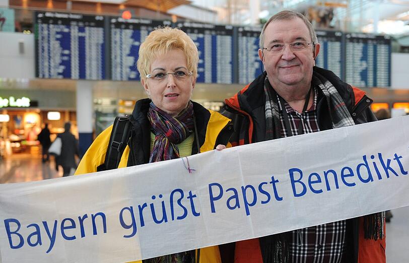 Ingrid und Roland Koch flogen mit einer Reisegruppe aus Bayern zum Papstabschied nach Rom.
