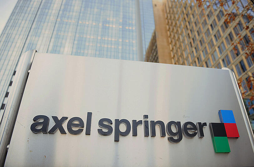 Der Schriftzug und das Logo der Axel Springer SE, aufgenommen vor der Zentrale des Medienkonzerns in Berlin.