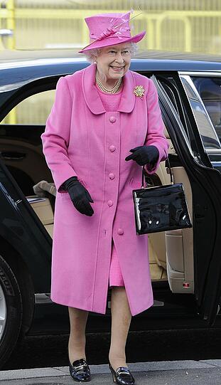 Absoluter Hingucker: Queen Elizabeth steht ihre Lieblingsfarbe (Pink!) ganz hervorragend.