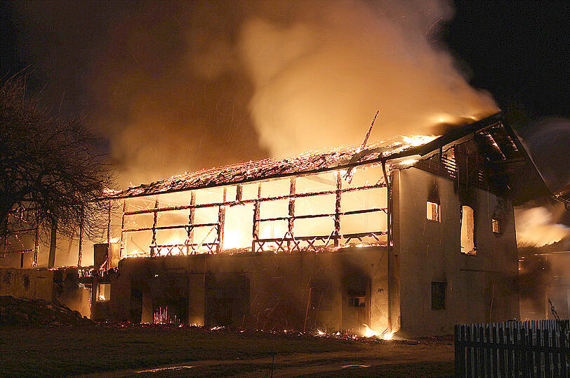 Über zweihundert Feuerwehrleute versuchten den Bauernhof zu retten.