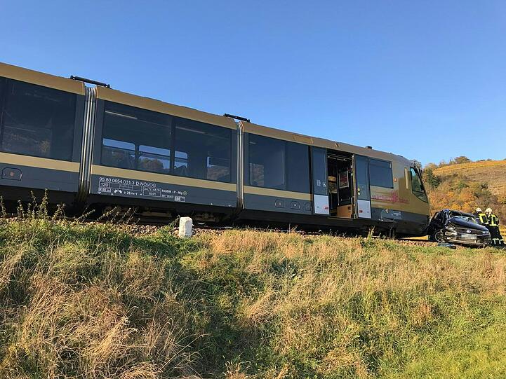 Ein vom BFK Krems zur Verfügung gestelltes Foto zeigt einen Zug und einen Pkw nach einer Zusammenstoß auf einem Bahnübergang zwischen Dürnstein und Weißenkirchen.